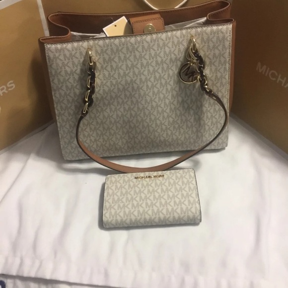 Michael Kors bundle - Picture 3 of 6